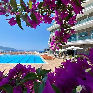 Toto & Hotel Radhimë